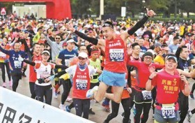 马拉松风靡中国 带动地方旅游热度增长