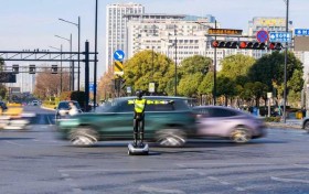 机器人交警“上岗” 平安产险浙江分公司来护航