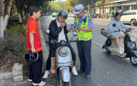 警保联动护出行 金秋宣教筑平安｜平安产险金华中心支公司联合交警开展双节交通安全宣传活动
