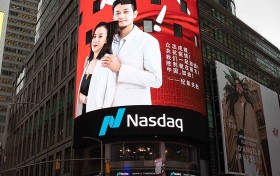JIRU纪如品牌创始人:纪如夫妇登陆美国纳斯达克大屏为中国加油！