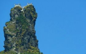 中国号称“最牛”的寺庙，建在百丈高的悬崖上，香客络绎不绝