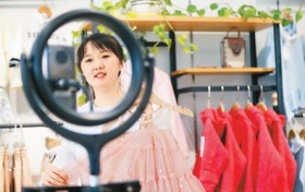电商加速“买买买”良性循环（锐财经·一手抓防疫  一手促发展 (54)）