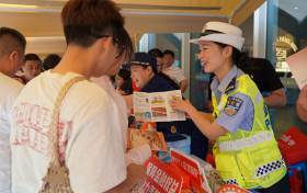 平安产险金华中心支公司联合金东区交警大队走进金漪湖招聘会 为求职学子送上“安全锦囊”