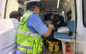 摩托车高速侧翻驾驶人被困，过路司机上演“教科书式”救援