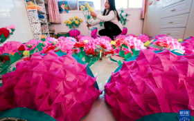 赶制传统跑花灯迎元宵