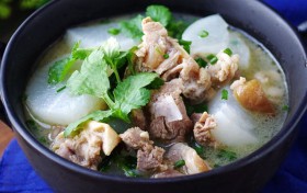 热敷腹部,可缓解手脚冰凉